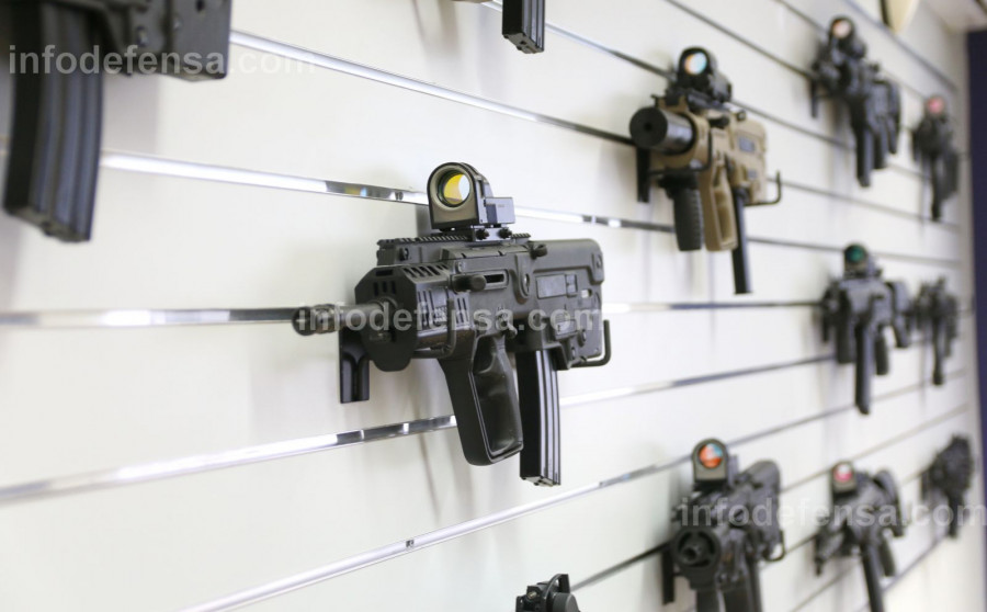Armas desarrolladas por IMI en la actual IWI. Foto: Ginés Soriano Forte  Infodefensa.com