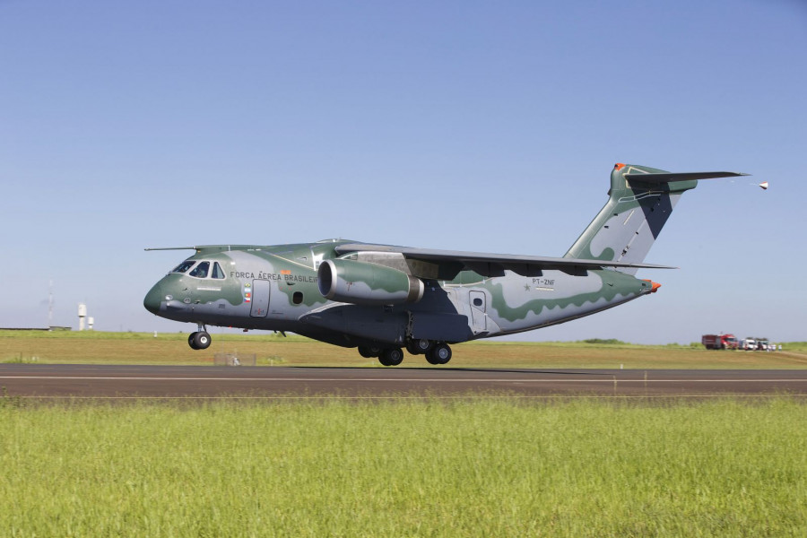 150203 avion KC 390 Embraer Brasil