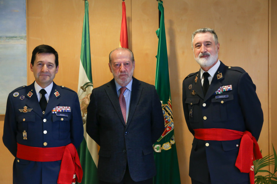 El general Biosca a la izquierda con el delegado de Sevilla y el general Castillo Bretón. Foto: Diputación de Sevilla