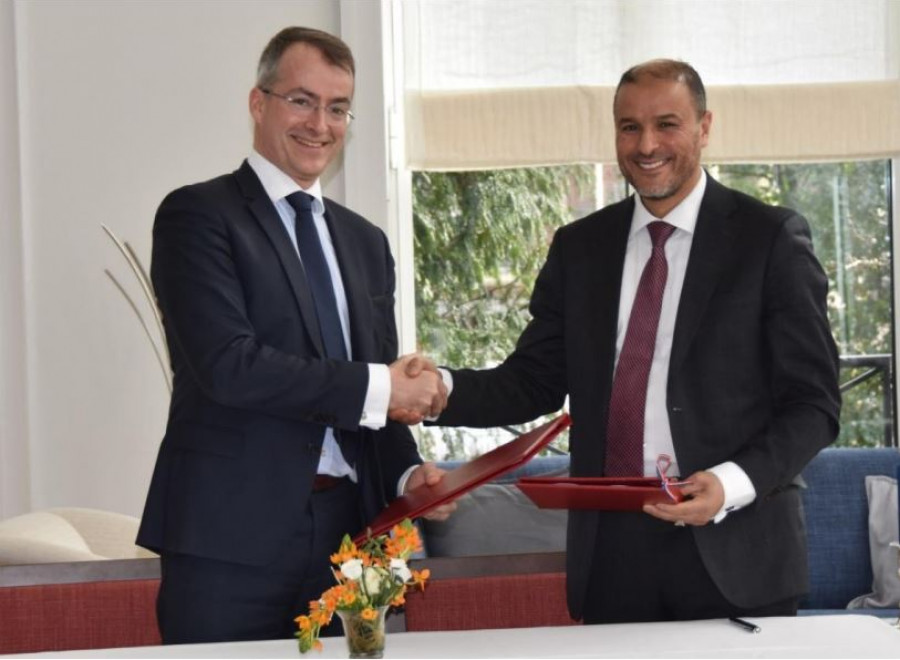 Firma del acuerdo entre Renault Trucks Defense y Thales. Foto: Renault TD