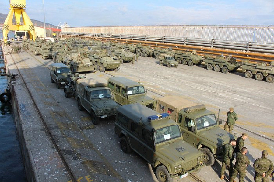 Embarque de los vehículos en el puerto de Ceuta. Foto: Ejército de Tierra