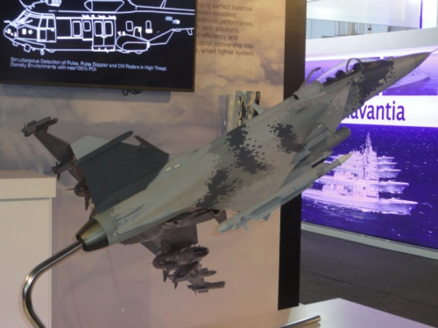 Maqueta del Gripen E en Sitdef 2017. El caza es tema de la conferencia de Saab en Expodefensa 2017. Foto: Peter WatsonInfodefensa.