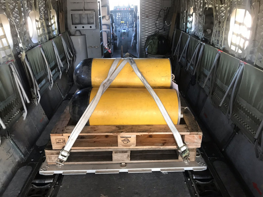 POD durante el proceso de carga en el avión. Foto: Armada española