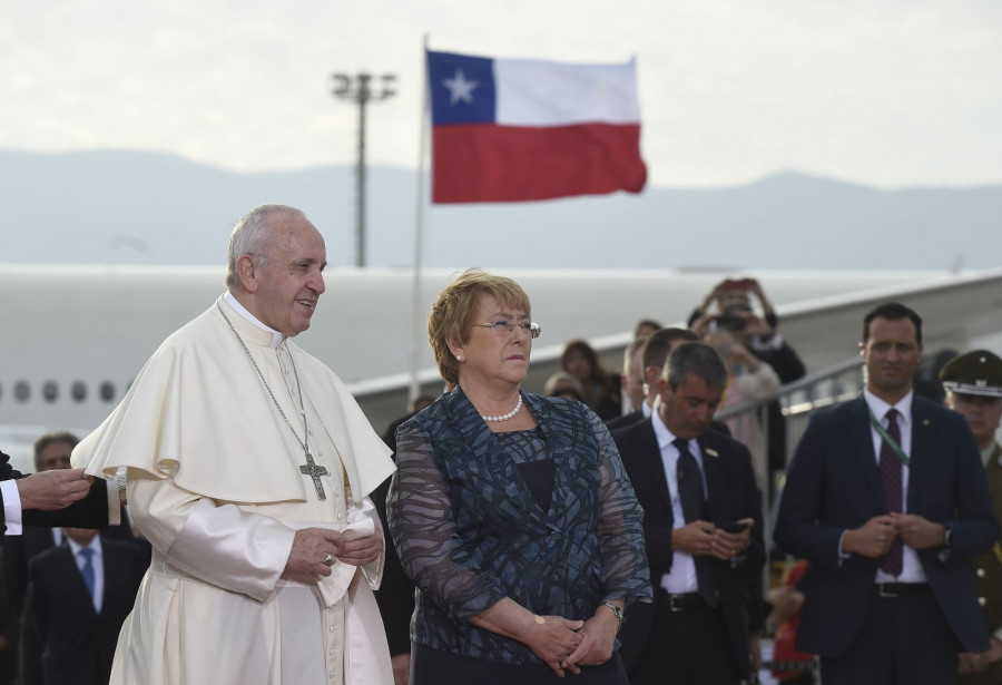 El Papa Francisco fue recibido en el aeropuerto internacional de Santiago por la presidente Michelle Bachelet. Foto: Presidencia de Chile