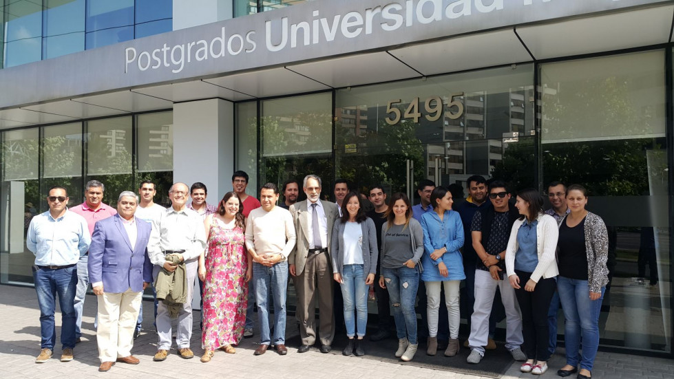 El coronel r Roberto Donoso tercero por la izquierda con sus alumnos.
