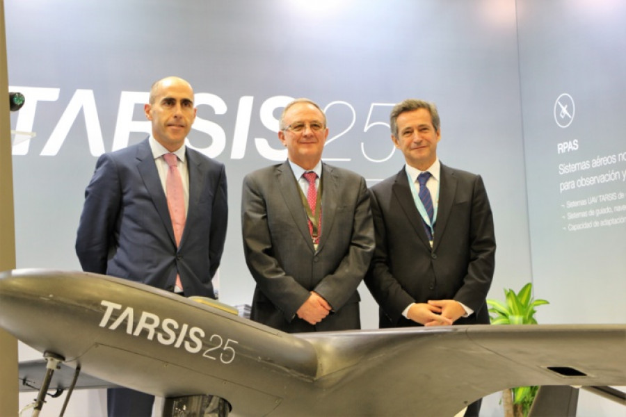 El director de defensa de Aertec, P. Becerra; el gerente de CIAC, general F. Ulloa; y el director de Aertec, A. Guillamón. Foto: Aertec.