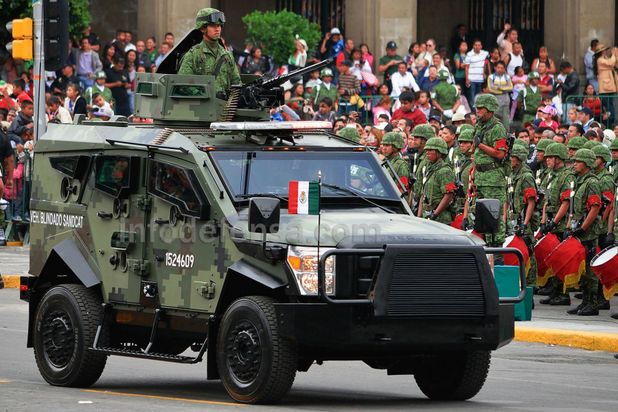 Vehículos Sandcat del Ejército Mexicano con torreta y una Browning de calibre .50 Foto, Leonardo Atilano.