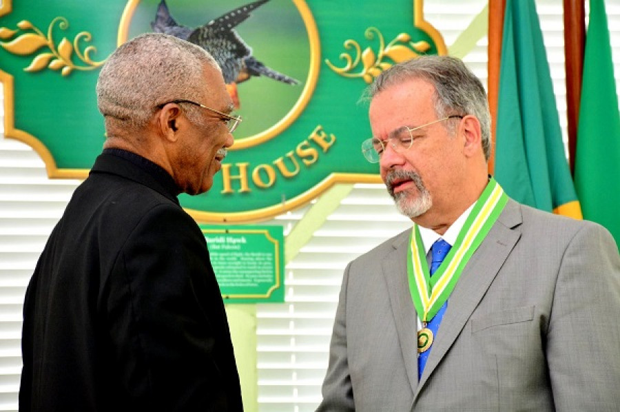 El ministro Jungmann condecorado por el presidente Granger. Guyana Defence Force.