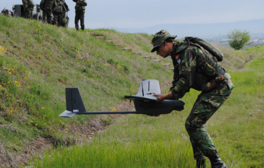 Militares portugueses con un mini-UAV. Foto:Ministerio de Defensa Nacional de Portugal