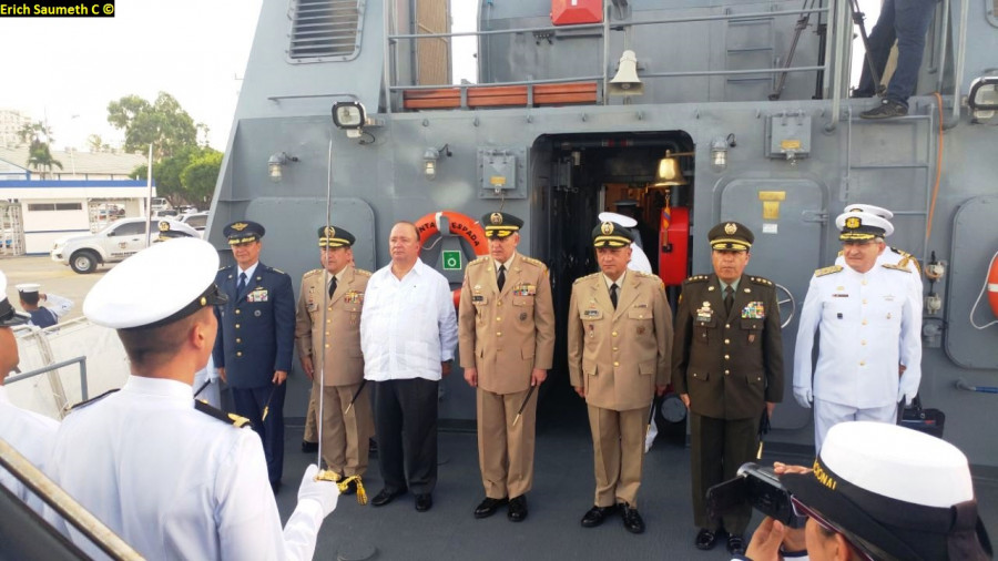 El ministro junto a los altos mandos. Foto: Erich Saumeth C.