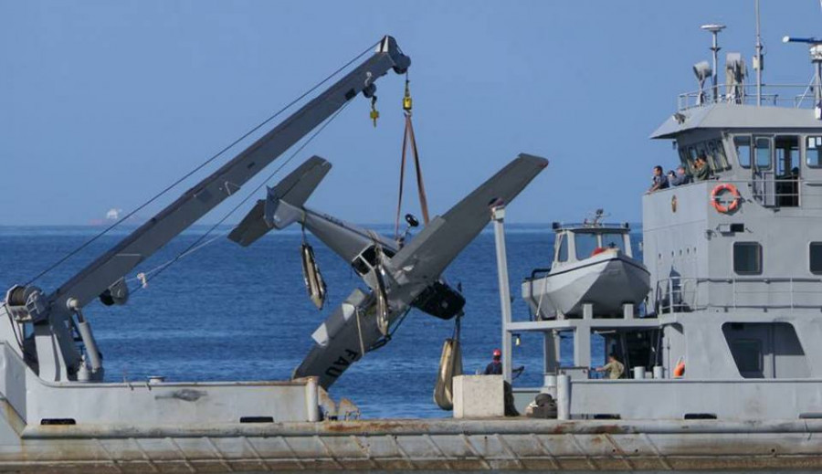 El buque ROU Sirius removiendo del mar a la aeronave siniestrada. Foto: Grupo de Buceo de la Armada del Uruguay.