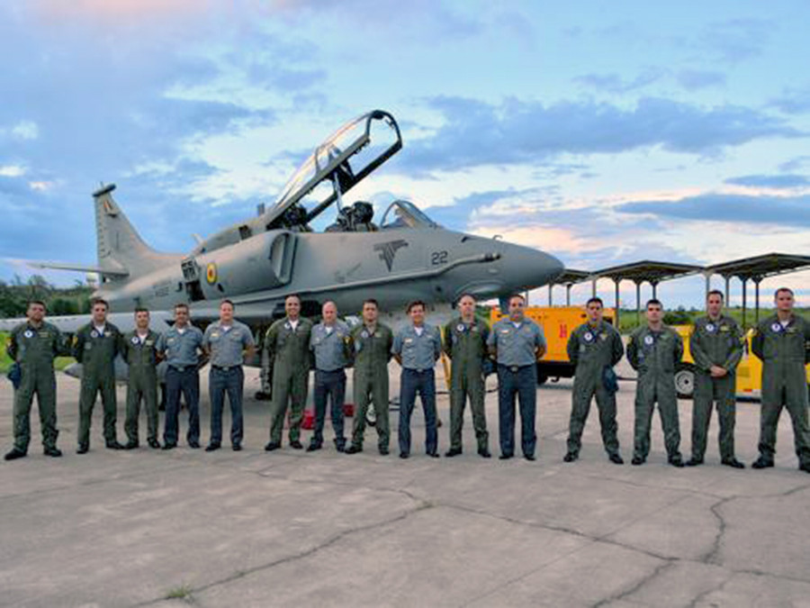 El equipo del Escuadrón VF-1 forma junto con el N-1022 modernizado.