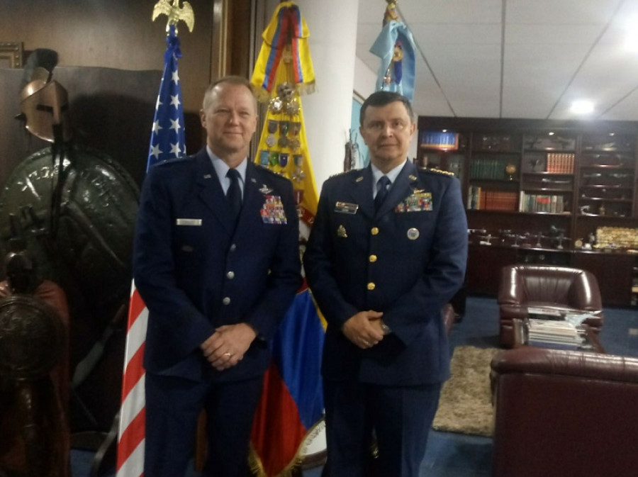 Generales Kelly y Bueno durante su encuentro. Foto: Fuerza Aérea Colombiana.