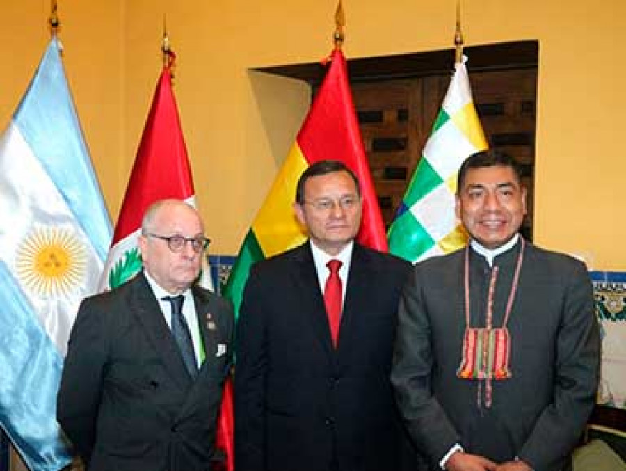 Huanacuni junto a Faurie y Popolizio. Foto: Ministerio Exteriores de Bolivia.