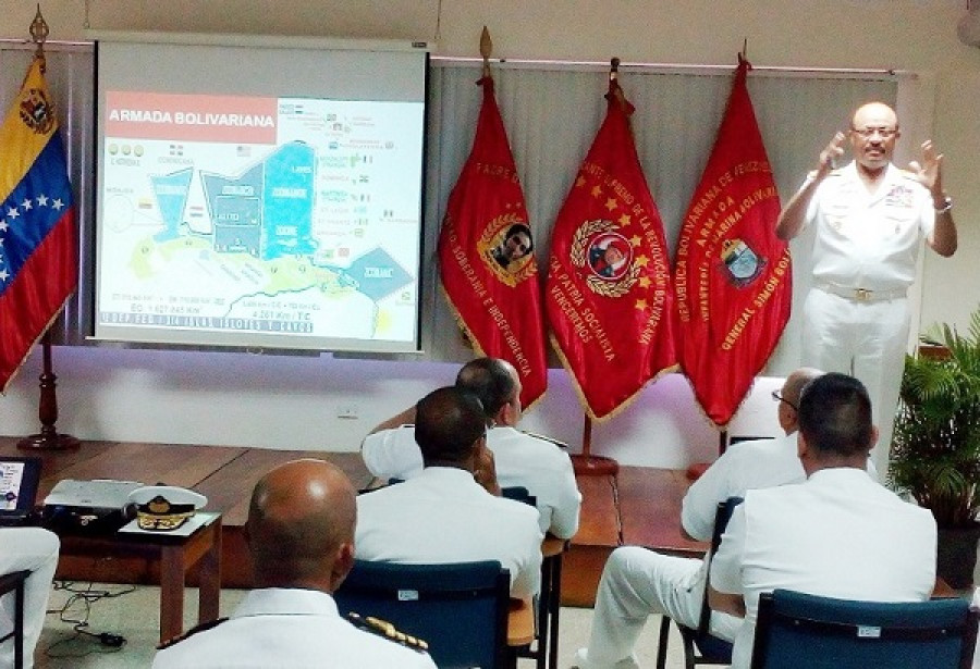 El almirante Edglis Herrera Balza durante su intervención en el seminario. Foto: Infantería de Marina de Venezuela.
