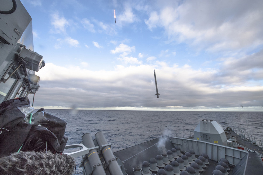 Lanzamiento de dos misiles CAMM desde la fragata HMS Argyll durante última fase de pruebas de tiro. Foto: MBDA