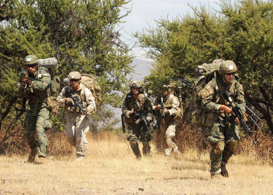 Tenientes efectuando marcha diurna con equipo de combate. Foto: Ejército de Chile