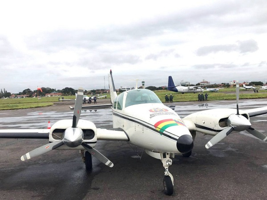 Avión Beechcraft Baron B58 entregado a la Policía de Bolivia. Foto: Agencia Boliviana de Información.