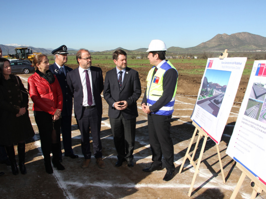 Visita inspectiva de obras en ejecución en aeródromo de Peldehue. Foto: Dirección General de Aeronáutica Civil de Chile