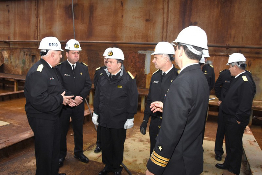 El almirante Leiva en instalaciones de planta industrial Talcahuano de Asmar. Foto: Asmar