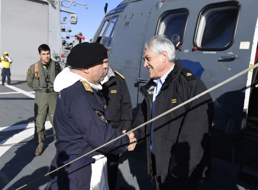 El comandante en jefe de la Escuadra Nacional, contraalmirante Jorge Ugalde, da la bienvenida al presidente Piñera. Foto: Prensa Presidencia