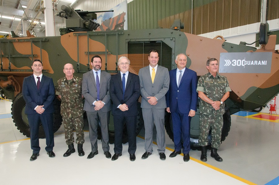 Autoridades militares e executivos da Iveco com o ministro Dyogo Henrique de Oliveira.