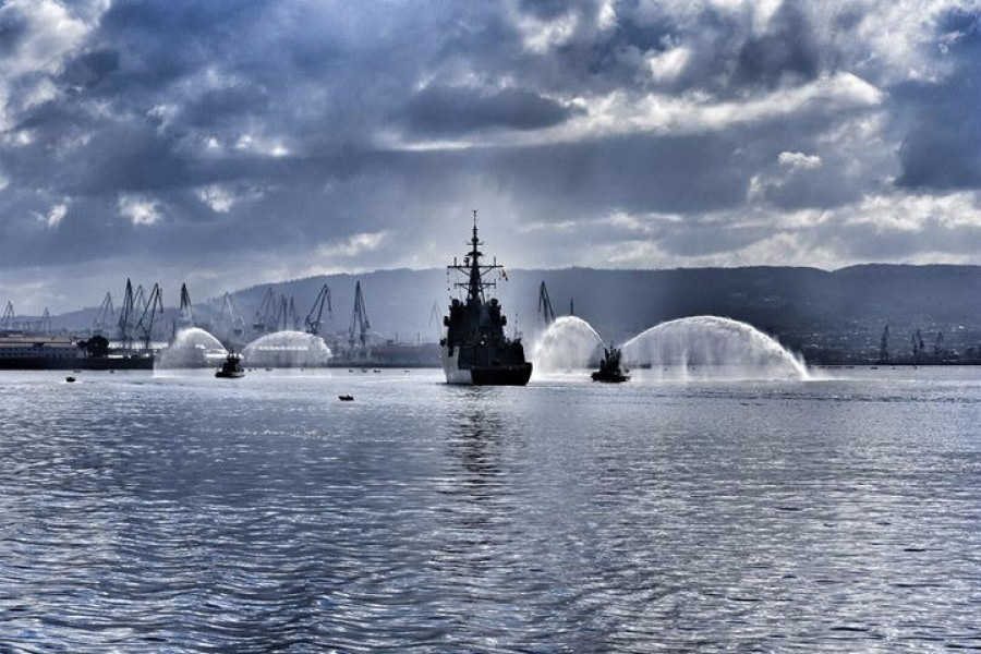 La fragata Cristóbal Colón en la ría de Ferrol. Foto: Armada