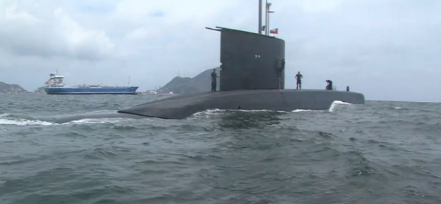 Submarino SS-21 Simpson fondeado a la gira en el puerto de Manzanillo. Foto: Noticieros Televisa