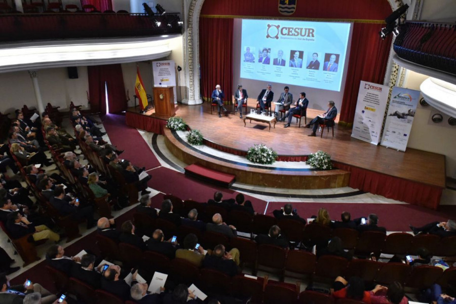 Mesa redonda con representantes de la industria. Foto: Cesur