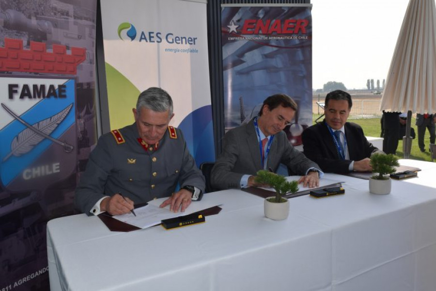 Rony Jara de Famae, Alberto Zabala de AES Gener y Henry Cleveland de Enaer en la firma. Foto: Famae