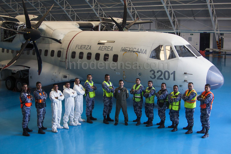Algunos miembros y aspectos del centro de mantenimiento de aviones C-295. Fotos M.García.