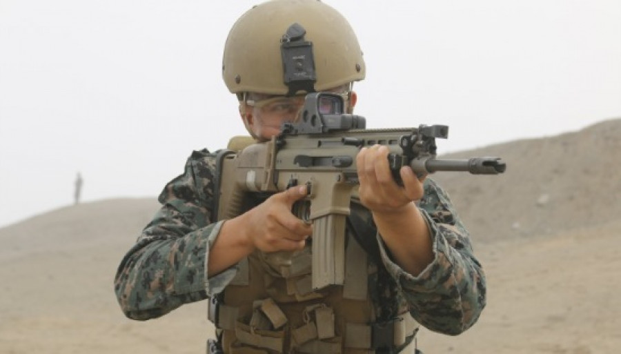 Miembro del equipo de Perú con su rifle Scar en Fuerzas Comando 2016. Foto: Comando Conjunto FFAA del Perú