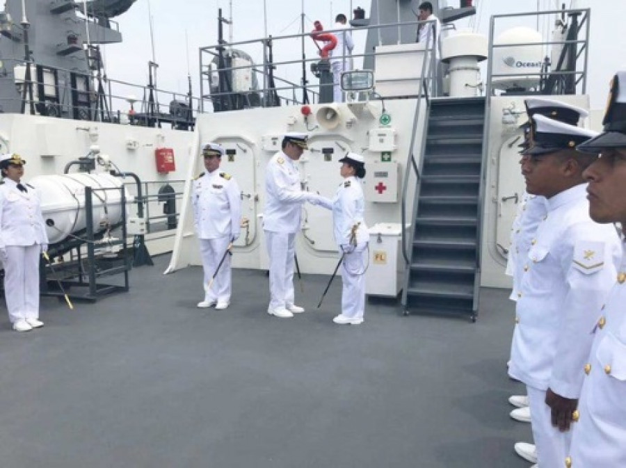La capitán de corbeta Casandra Silva asume el cargo de comandante del BAP Ríio Cañete. Foto: Marina de Guerra del Perú