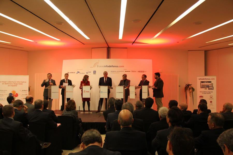 Los representantes de los partidos debaten durante la IV Edición. Foto: Infodefensa.com