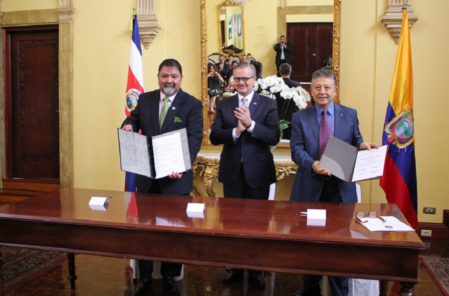 Acto de firma del acuerdo entre Costa Rica y Ecuador, en San José. Foto: Ministerio de Seguridad de Costa Rica.