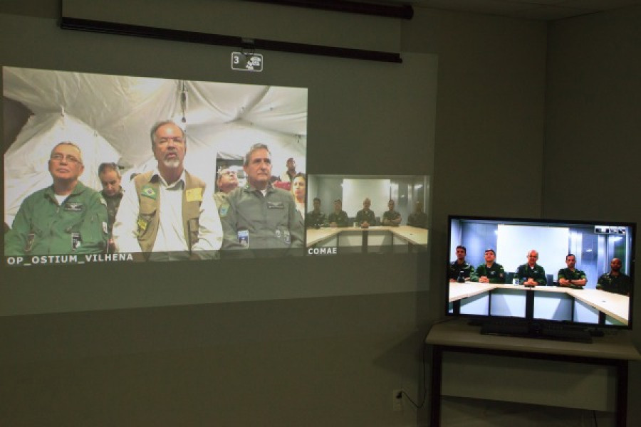 El ministro de Defensa y el comandante de la FAB durante la transmisión. Imagen: Agencia Fuerza Aérea.