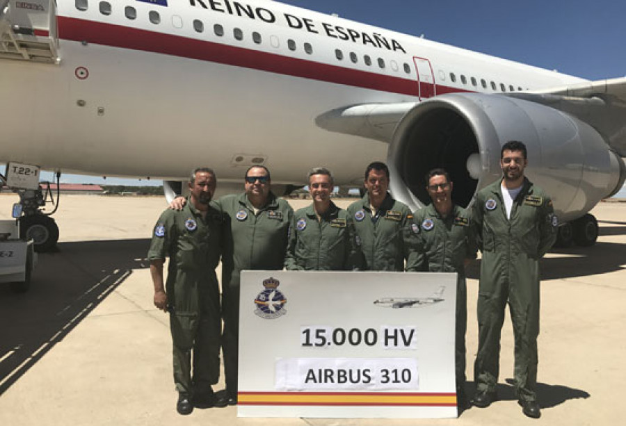 Miembros del 45 Grupo celebran las 45.000 horas de vuelo