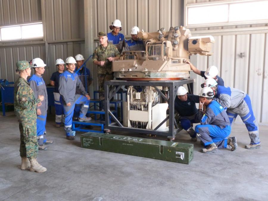 Especialistas de Famae y del Ejército de Chile analizando una torre MK20 de carro Marder 1A3. Foto: Famae
