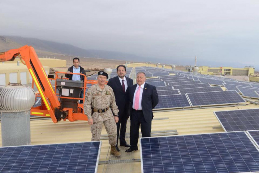 El general Oviedo y el ministro Rebolledo inspeccionan los paneles solares de la Brigada Acorazada La Concepción. Foto: Ejército de Chile