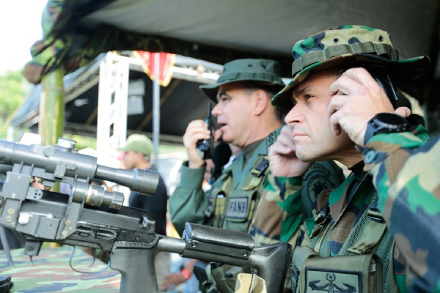 El ministro de Defensa y el comandante del Ceofan al frente observan las maniobras. Foto: Agencia Bolivariana de Noticias.