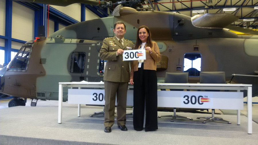El coronel Díaz Vega y la jefa de programa del NH90 de AHE, Maria Eugenia Gallego. Foto: Ministerio de Defensa