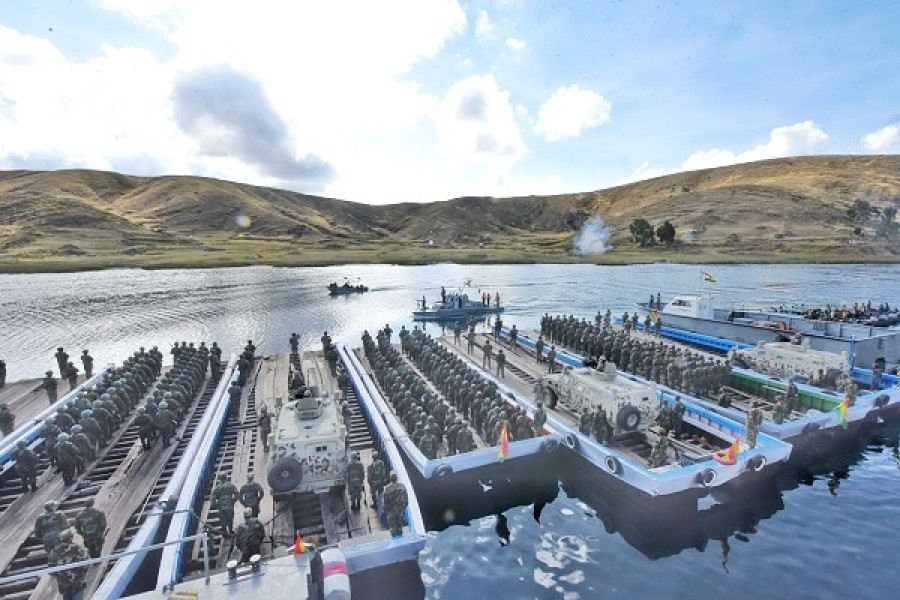 Fuerza de desembarco de la Armada boliviana en el lago Titicaca. Foto: Agencia Boliviana de Información.