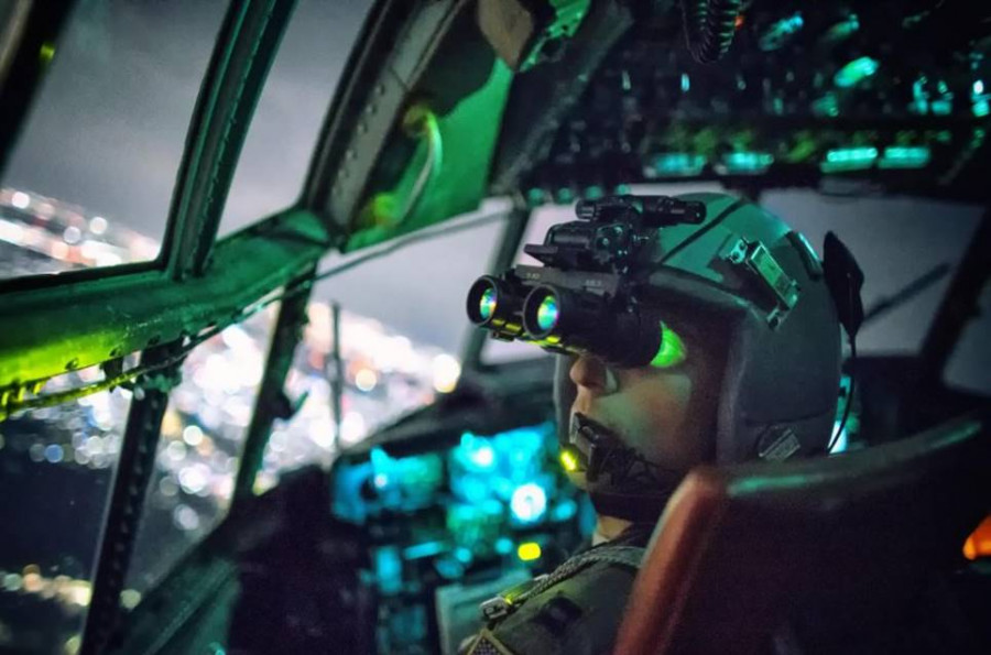 Uso de gafas de visión nocturna NVG en una operación aérea. Foto: KNO Solutions