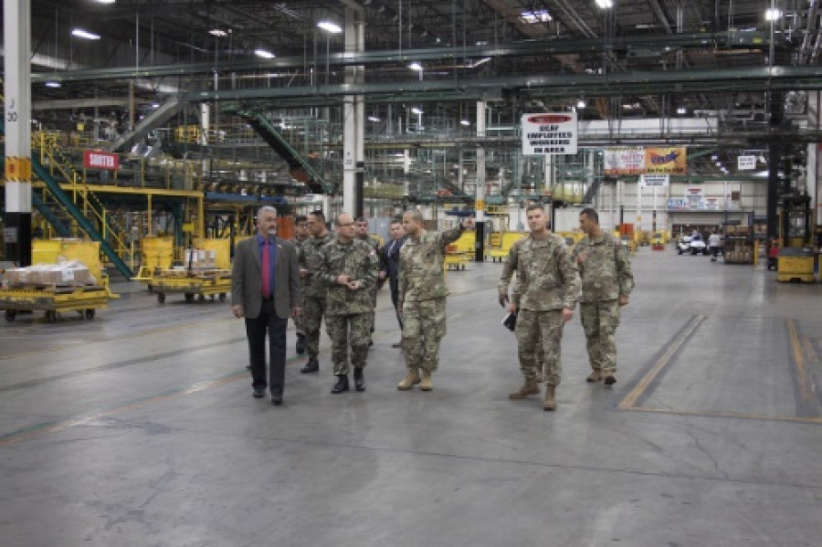 Alta delegación del Ejército del Perú recorre las instalaciones del Centro de Distribución Este de la DLA. Foto: Defense Logisitics Agency