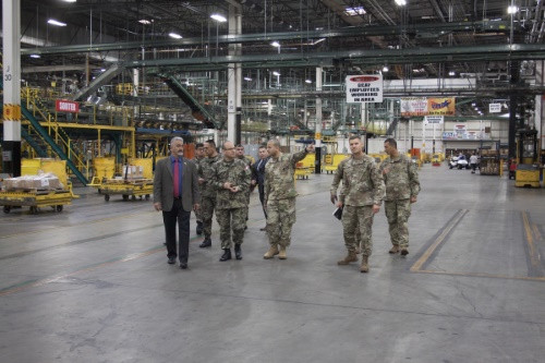 Alta delegación del Ejército del Perú recorre las instalaciones del Centro de Distribución Este de la DLA. Foto: Defense Logisitics Agency