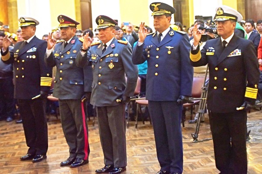 El nuevo Alto Mando Militar de Bolivia en el acto de juramentación. Foto: Agencia Boliviana de Información.