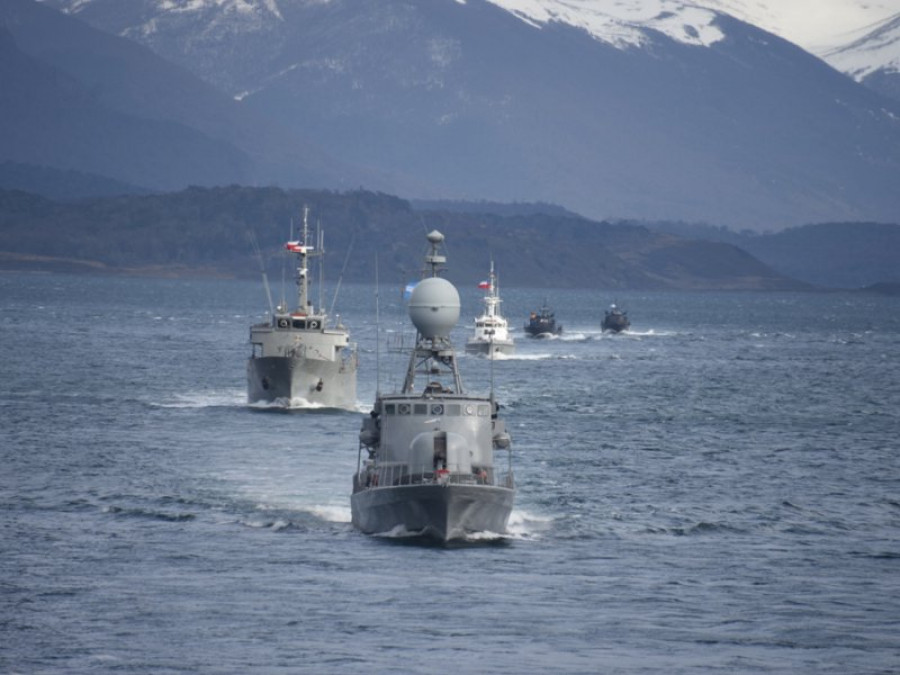 Buques argentinos y chilenos navegando en formación durante el ejercicio Viekaren 2017. Foto: Armada de Chile.