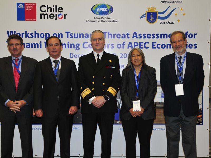 Almirante Carrasco junto a otros expositores. Foto: Armada de Chile