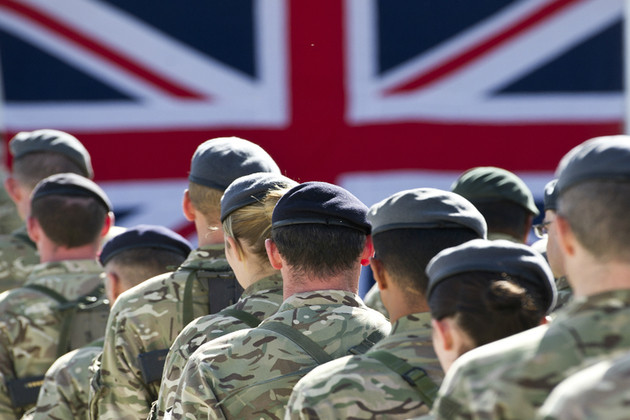 Soldados británicos ante su bandera. Foto: Ministerio de Defensa de Reino Unido