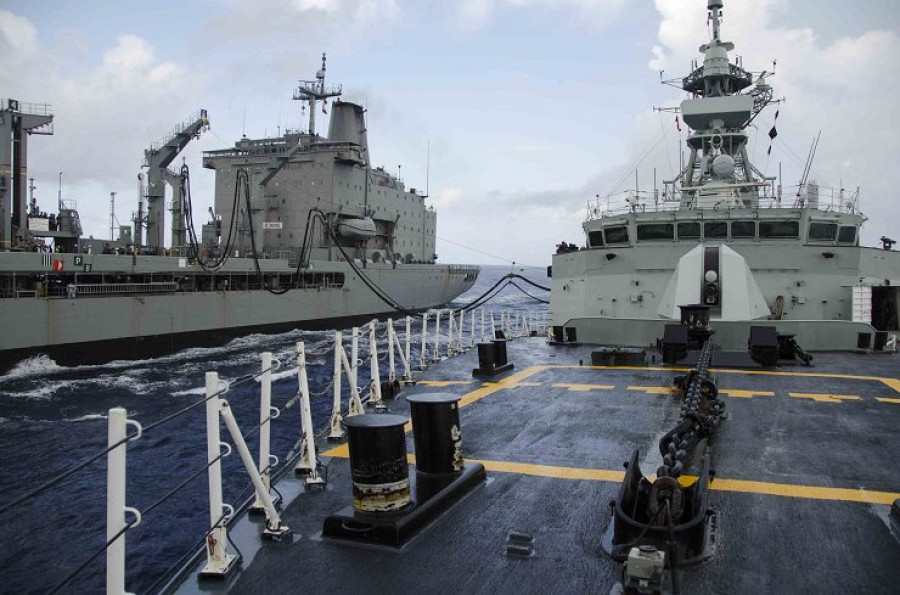 Entrenamiento en reabastecimiento de combustible entre Armadas de Canadá y Chile. Foto: Real Armada de Canadá